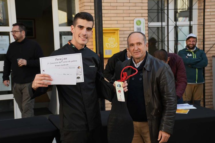 El cortador sevillano Víctor Fernández gana el VII Concurso de Corte de Paleta de Faraján
