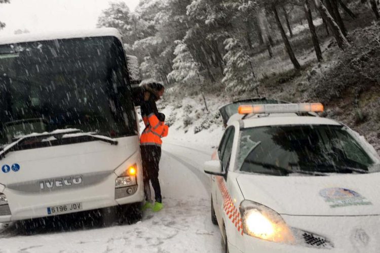 Rescatan a los pasajeros de un autobús que resultó accidentado por la nieve en El Burgo