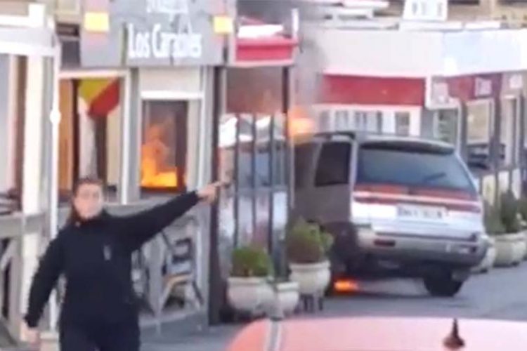 Bomberos y Policía extinguen un incendio declarado en un vehículo en el primer día del año en el centro de Ronda