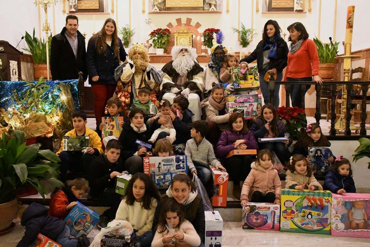 Los Reyes Magos entregan casa por casa sus regalos en los municipios del Valle del Genal