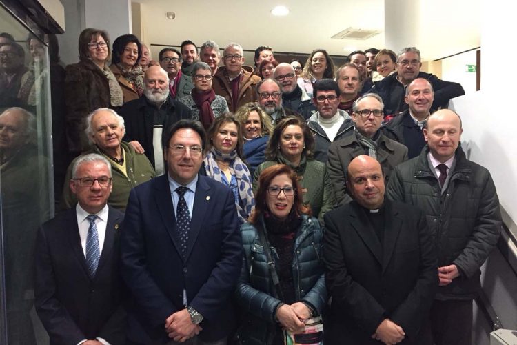 La Agrupación de Hermandades entrega a Ayuca los 4.000 euros recaudados en el musical solidario de Navidad