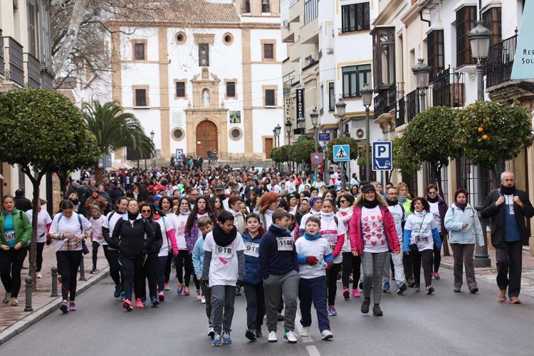 Más de 1.500 rondeños y rondeñas participan en la V Caminata Solidaria de la Asociación de Ayuda a Enfermos y Familiares de Cáncer (Ayuca)