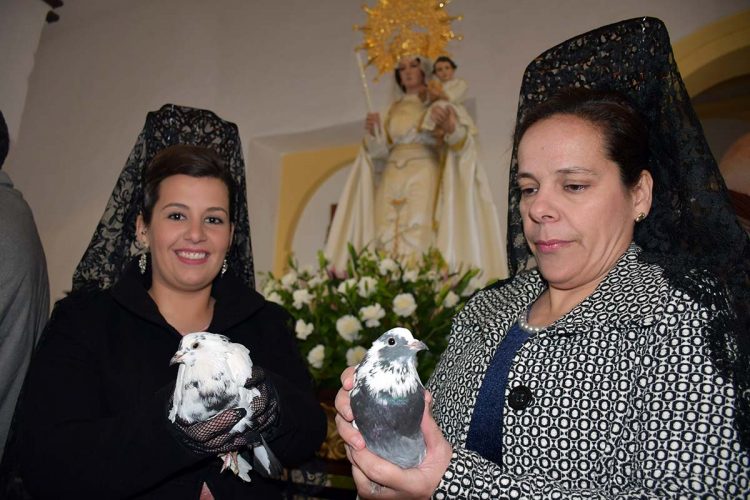 Roscas de pan y suelta de palomas en Algatocín para celebrar San Blas y la Virgen de la Candelaria