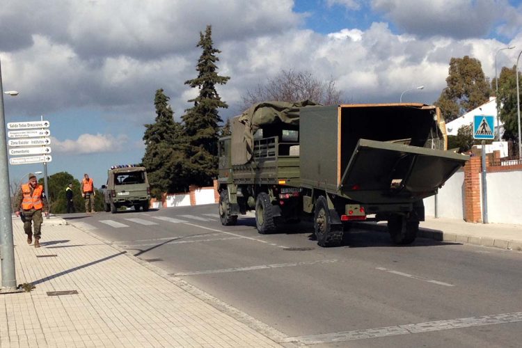 Vuelca el remolque de un camión militar de la Legión y provoca un corte temporal de tráfico en la calle Sevilla
