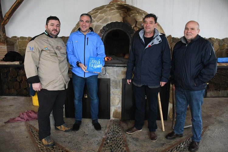 Algatocín inaugura el primer horno de leña público de la provincia de Málaga