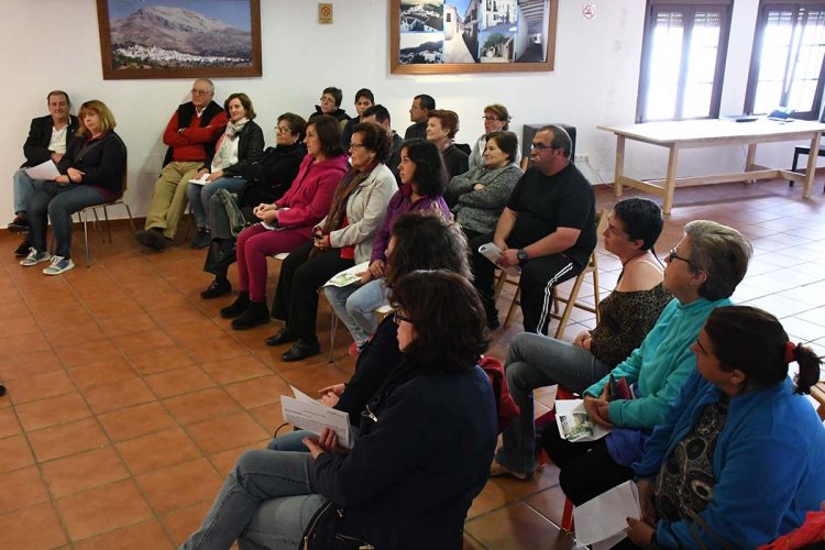 Los vecinos de Cartajima participan en un taller informativo sobre ictus y alzhéimer
