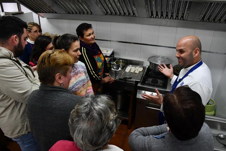 Jubrique pone en marcha su tercera edición del taller de cocina con castañas
