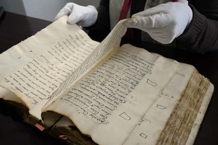 Un antiguo maestro de Alpandeire dona al pueblo un manuscrito del siglo XVIII