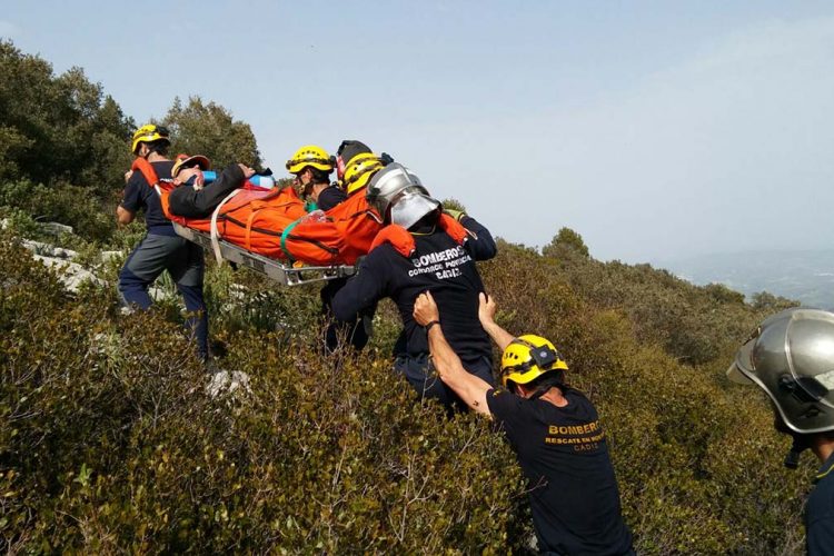 Trasladan en helicóptero al Hospital de la Serranía a un parapentista que sufrió una caída en Algodonales