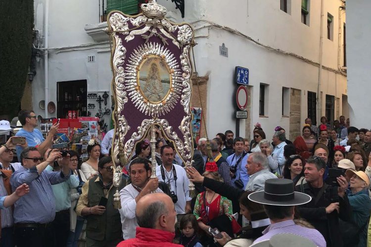 La Hermandad del Rocío de Ronda inicia con ilusión en su 25 aniversario el camino hacia la aldea de la Blanca Paloma
