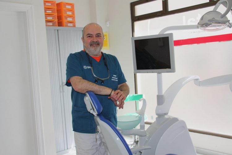 Javier Ruiz, odontólogo y protésico de Ceodental Ronda: «Siempre recomiendo tratamientos que yo mismo me haría»