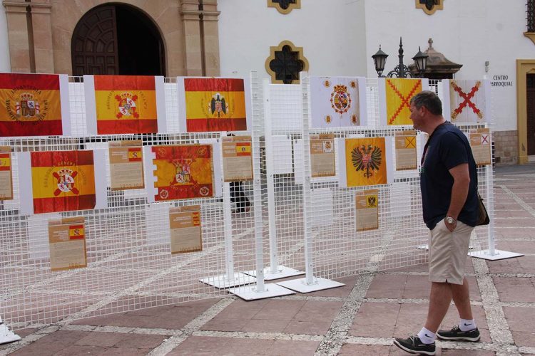 La Legión ofrece una exposición sobre la historia de la bandera de España con motivo del Día de las Fuerzas Armadas