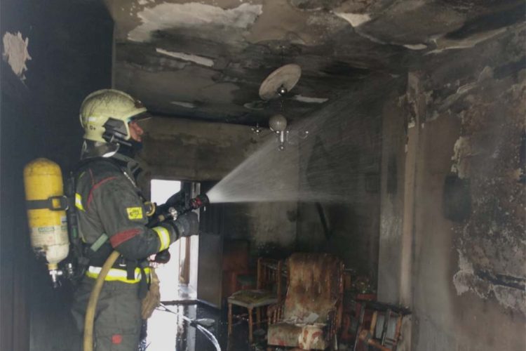 Un incendio provoca importantes daños materiales en una vivienda de la barriada de Las Peñas