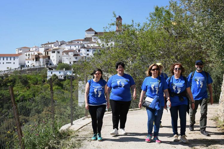 Numerosos participantes en las rutas solidarias contra el cáncer y en la Romería de la Cruz de Algatocín