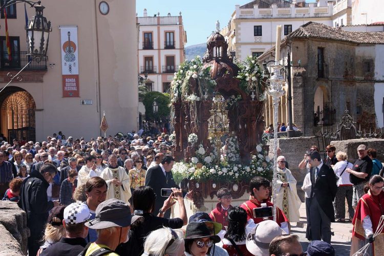 El Corpus Christi recorre las calles de Ronda acompañado por cientos de fieles en una mañana soleada