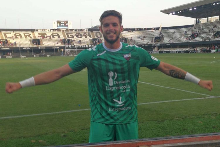 El guardameta rondeño Curro Harillo ya es jugador de Segunda División tras lograr el Extremadura el ascenso