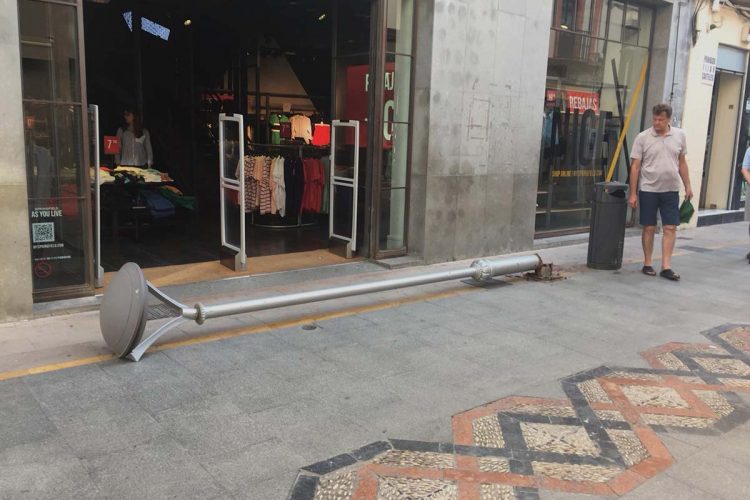 El Ayuntamiento revisa todas las farolas de la calle de La Bola tras desplomarse una de ellas