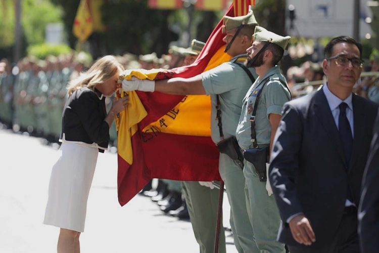 El Tercio de la Legión de Ronda participa en una multitudinaria jura de bandera civil en Marbella