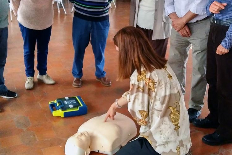 Profesionales del Área Sanitaria Serranía ofrecen formación sobre soporte vital básico a personas mayores de Ronda