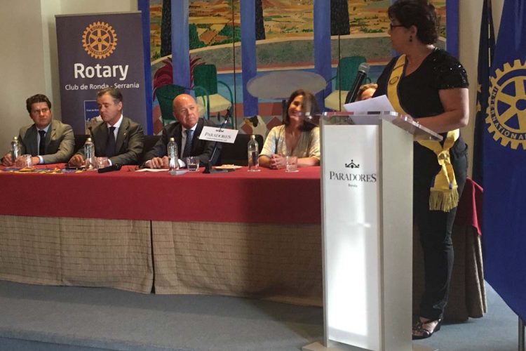 El Club Rotary de Ronda realiza el ‘Cambio de Collares’ en el que José Navío ha pasado la presidencia a Melchor Durán
