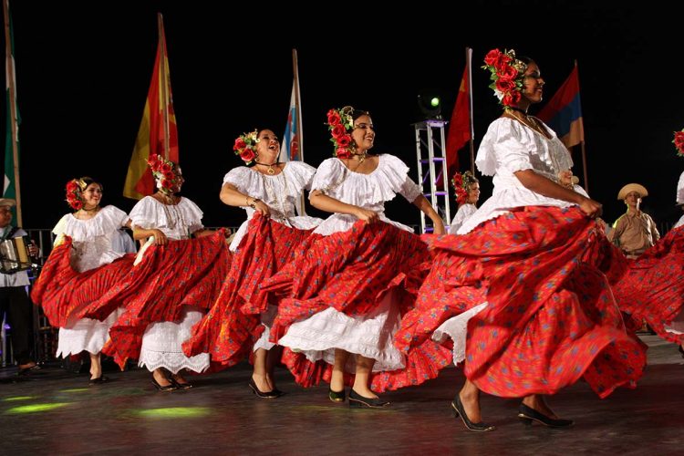 Arrancan las Galas Folclóricas Internacionales con una gran afluencia de público