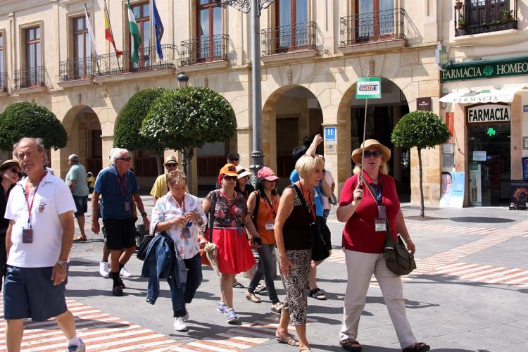 Turismo pone en marcha una campaña para combatir el intrusismo de guías turísticos no acreditados