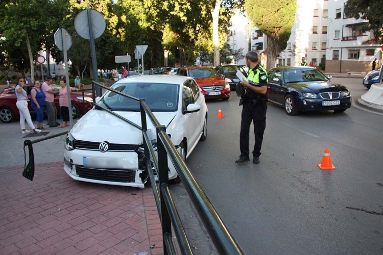 Dos accidentes se saldan con un motorista herido y un coche empotrado en la valla de protección del colegio Cervantes