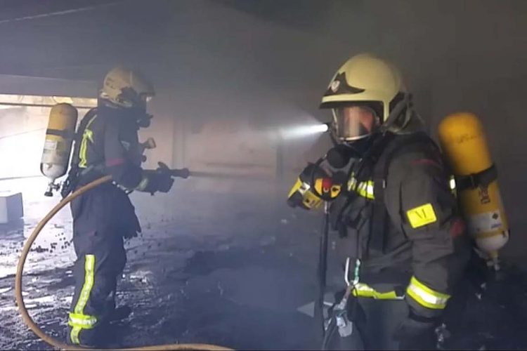 Desalojan a dos okupas de una nave abandonada de la estación de Renfe tras declararse un incendio en su interior