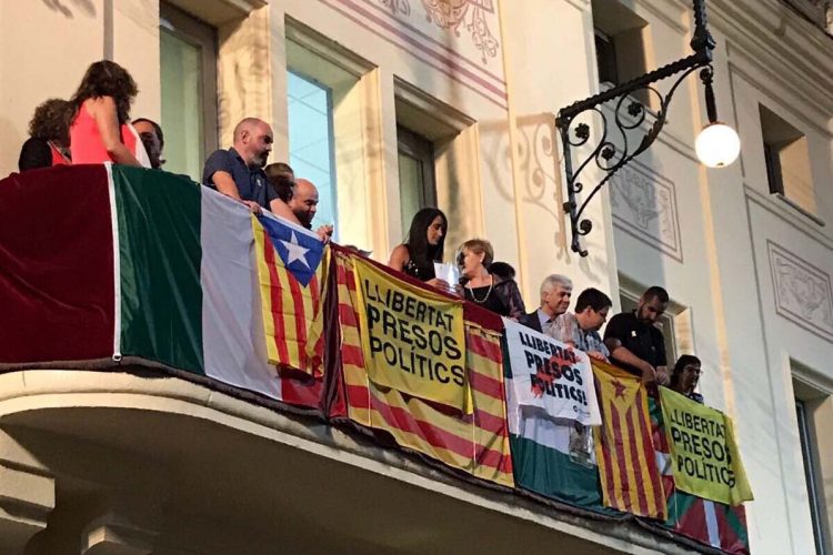 El PP de Málaga pide explicaciones a la alcaldesa socialista de Cañete la Real por dar un pregón en un ayuntamiento catalán repleto de esteladas y de proclamas independentistas