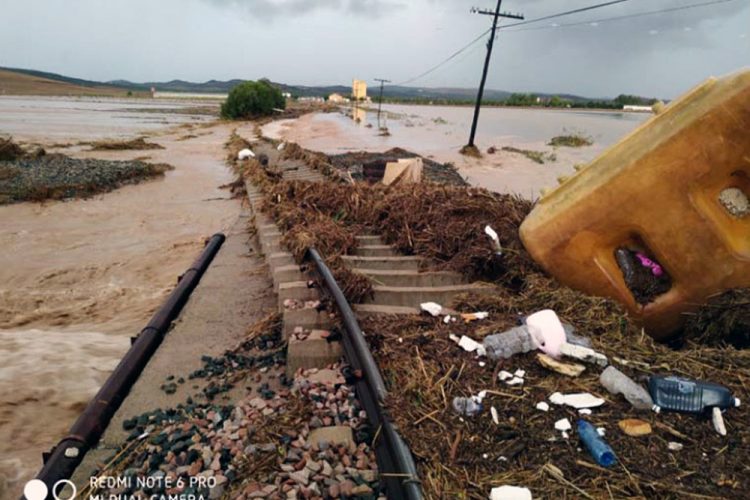 Adif trabaja para restablecer lo antes posible la línea férrea entre Ronda y Málaga que permanece cortada por los daños de las lluvias