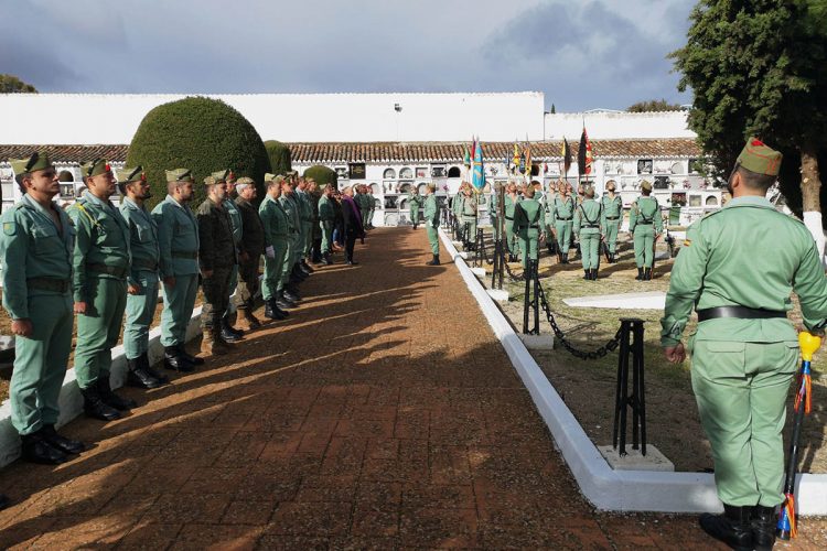 La Legión ofrece su tradicional homenaje a los caídos en el cementerio de San Lorenzo en vísperas de Todos los Santos