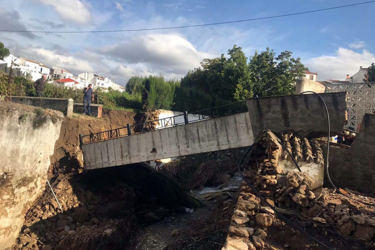 Se desploma el puente de la Residencia de Ancianos de Arriate cinco días después de la riada provocada por las lluvias