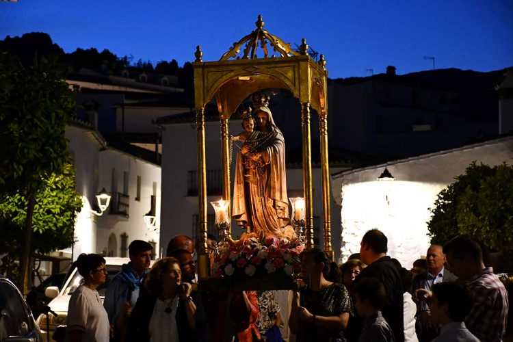 La patrona de Cartajima, la Virgen del Rosario, recorrió las calles de pueblo en el día de su festividad