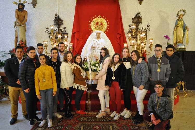 La Hermandad de la Columna cierra con gran éxito la V Semana de la Esperanza con el tradicional besamanos de la Virgen