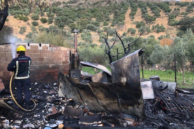 Una casa de campo resulta totalmente calcinada tras declararse un incendio en la Hoya del Tajo