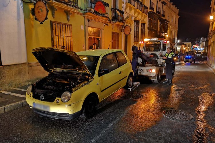 Dos mujeres tienen que abandonar de forma precipitada su coche tras salir ardiendo mientras circulaba por calle Armiñan