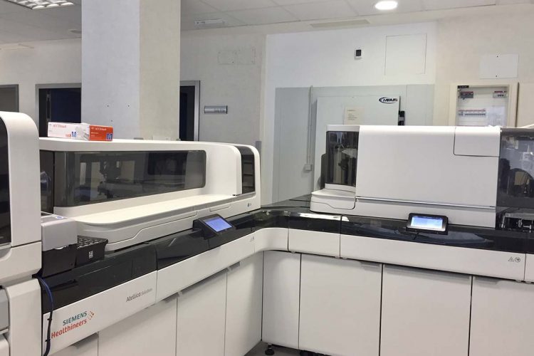 El Laboratorio Clínico del Hospital de la Serranía incorpora dos plataformas de analizadores integrados de última generación