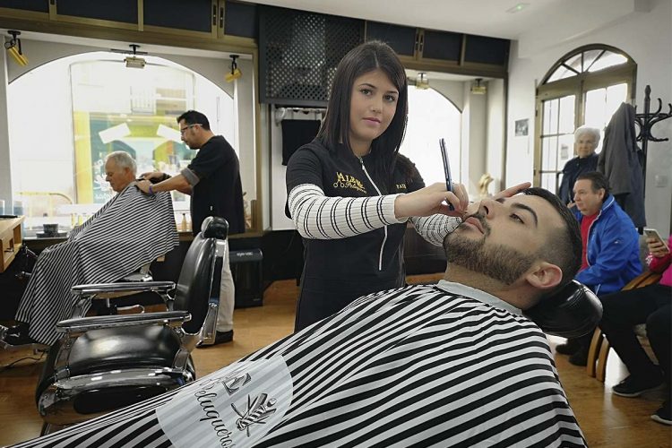 La joven rondeña Paula Ordóñez se convierte en la primer mujer barbero de la ciudad