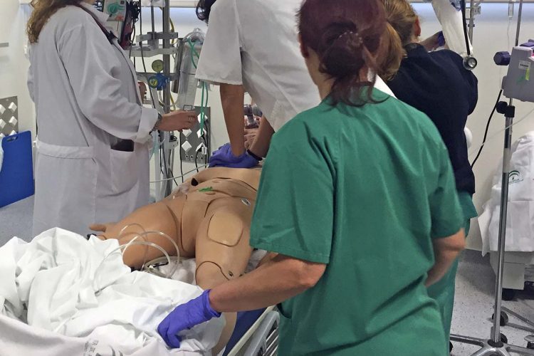 Profesionales de Urgencias del Hospital de la Serranía realizan un simulacro de atención al paciente crítico