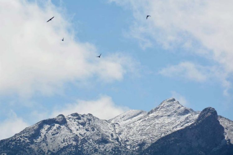 Las lluvias de este viernes y el descenso de temperaturas hacen que se cubran de nieve algunos picos de la Serranía
