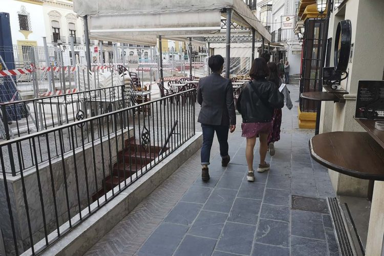 Comerciantes de la plaza del Socorro alertan de que el embudo que ha quedado en un lateral puede suponer un peligro para los peatones