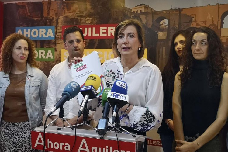Isabel Aguilera activa la precampaña del PSOE para el 26M presentando su programa electoral en formato clásico y digital