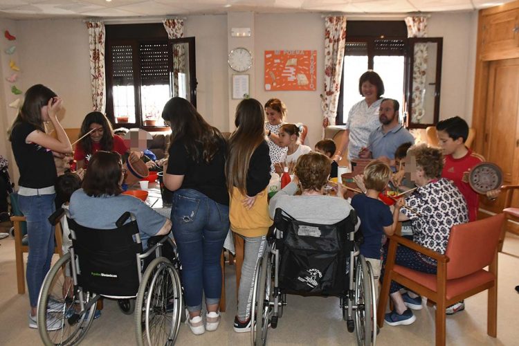 Residencia de Ancianos Valle del Genal de Faraján acoge un encuentro intergeneracional con sus usuarios, niños y jóvenes de la zona