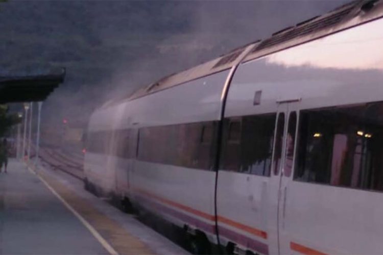 Otro tren ‘rana’ tiene que detenerse en la estación de Gaucín al salir llamas y humo de una de sus unidades