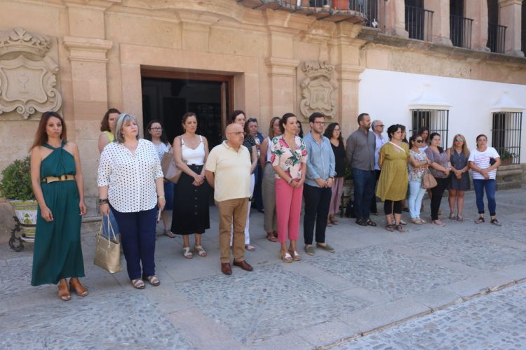 Minuto de silencio a las puertas del Ayuntamiento por el crimen machista de Cortes de la Frontera