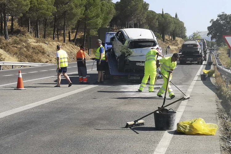Una colisión múltiple en el cruce de la carretera de Sevilla con la de Benaoján se salda con tres heridos