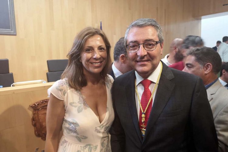 La alcaldesa de Ronda acompaña al presidente de la Diputación de Málaga en la investidura de la nueva Corporación