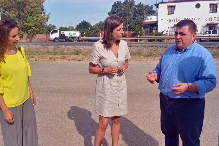 La Consejería de Fomento y el Ayuntamiento estudian dotar a la urbanización de Los Pinos de un nuevo acceso por la carretera de Campillos