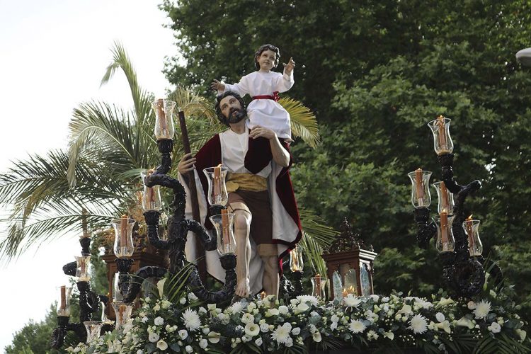 San Cristóbal, Patrón de Ronda, procesiona por las calles de la ciudad acompañado de numerosos fieles