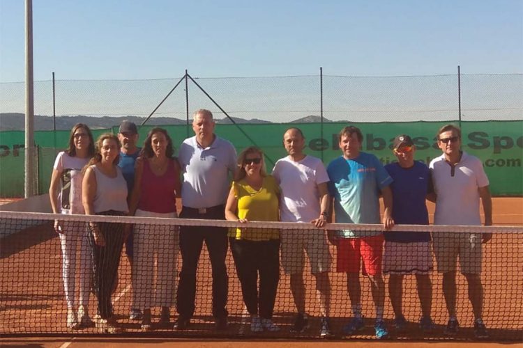 El concejal de Deportes acompaña al Club de Tenis La Torrecilla en la apertura de sus dos nuevas pistas deportivas